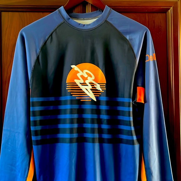New Da Hui Cove Blue LS Rashguard was born in Hawaii by a group of surfers 🏄‍♂️ - Picture 1 of 9